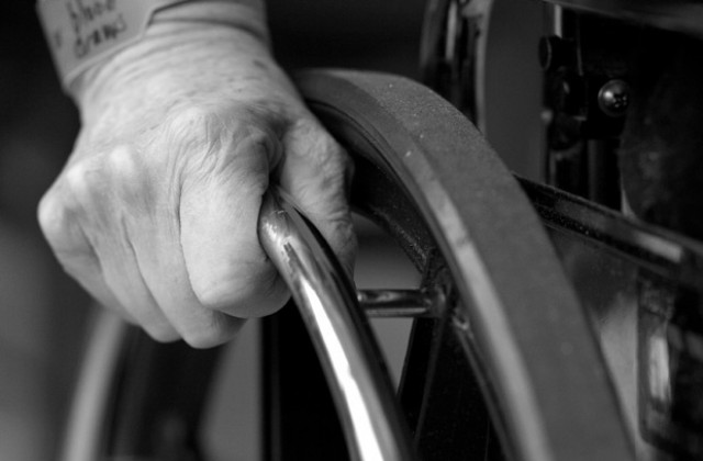 С парите за колички инвалиди си ремонтират къщите