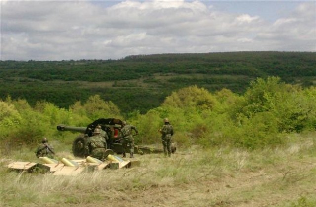 Военни показаха точна стрелба на полигона край село Марково