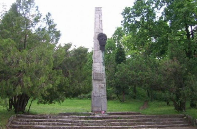 Поклонение пред паметника на Пеньо Пенев в Димитровград
