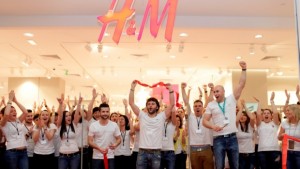 Дрехи от бутилки и колекция на Бекъм в новия магазин