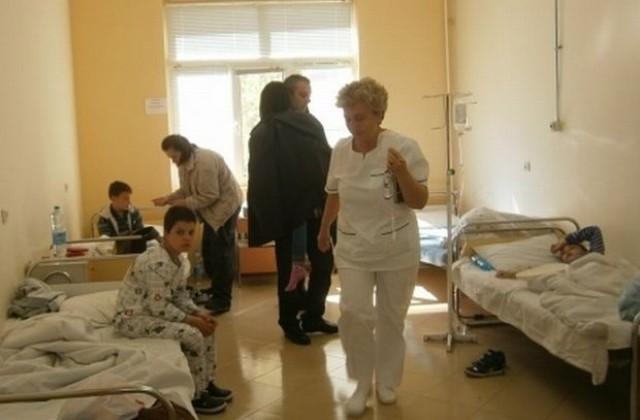 Три от натровените деца остават за лечение в кюстендилската болница