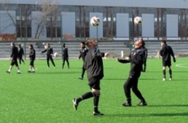 Локо Пд идва във Варна с 19 играчи и с наказания Емил Велев