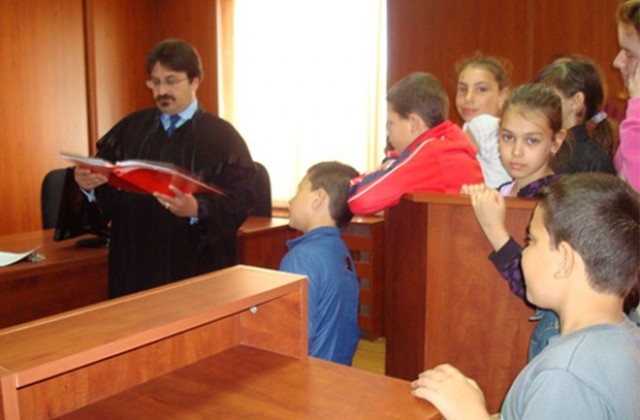 Деца влязоха в съдебна зала
