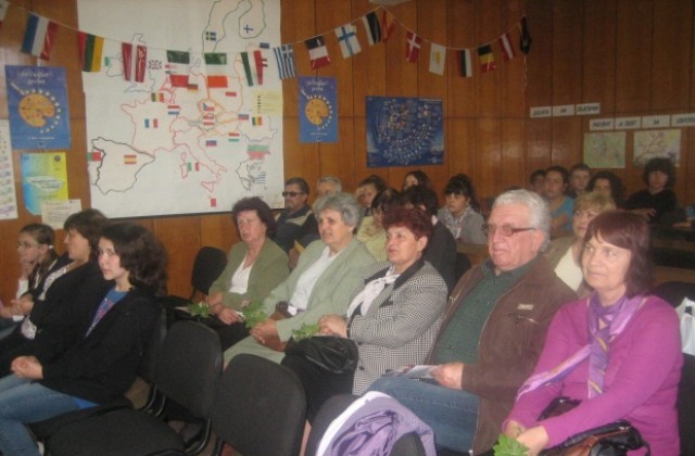 Среща на поколенията организираха в ОУ Христо Ботев