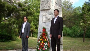 Венци и цветя пред паметника на Пеньо Пенев