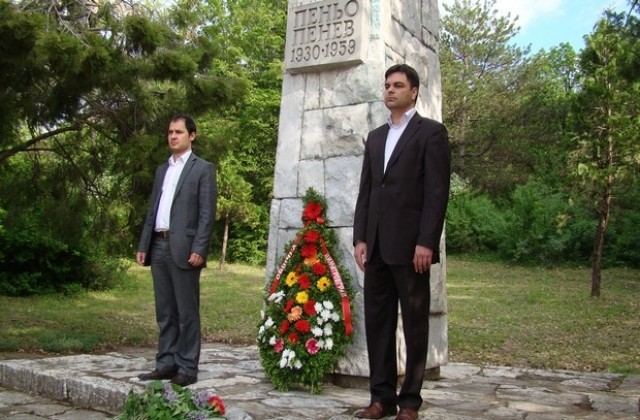 Венци и цветя пред паметника на Пеньо Пенев