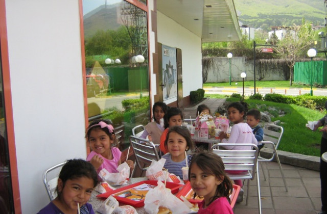 Деца се забавляват по проект Искрици от огъня,