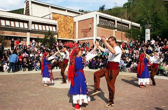 Фолклорно надиграване  в Международния ден на танца