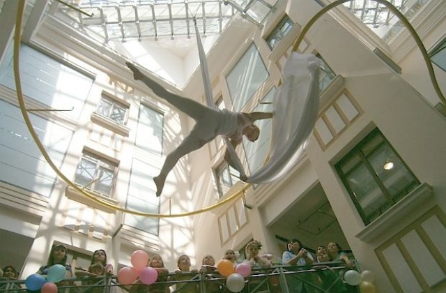 Акробатка сътвори уникално въздушно шоу