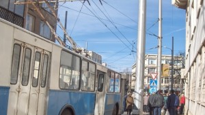 Възрастна жена падна от тролейбус