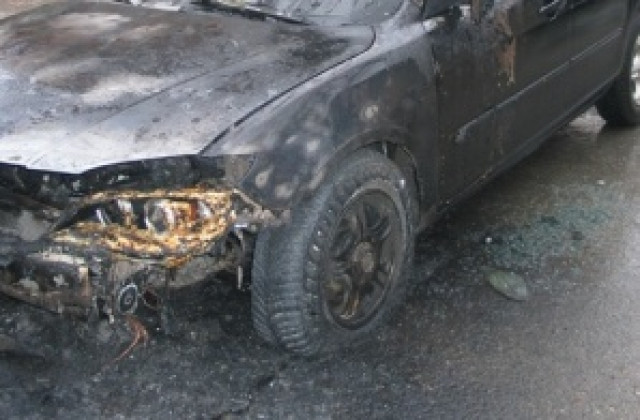 Форд Скорпио горя на улица в Плевен