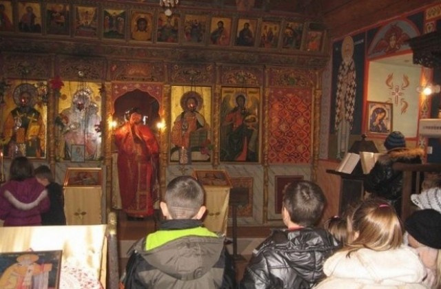 Фиестата в Българово продължава с мегдански хора и изложби