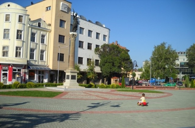 Родители и деца от кв. „Балабанца” в Севлиево се включват в пролетното почистване