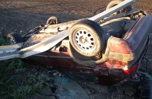 Пиян шофьор събори пътна мантинела, колата му се обърна по таван