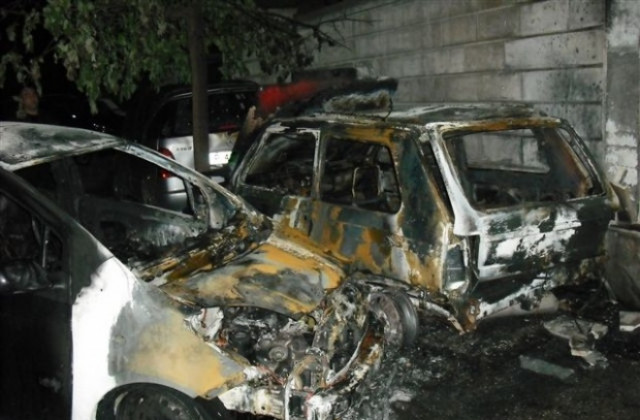 Лек автомобил изгоря, друг се запали до контейнер