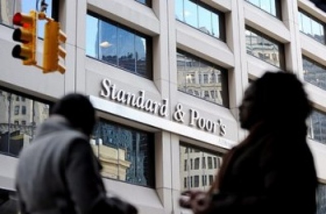 Standard and Poor's извади Гърция от категорията избирателен дефолт