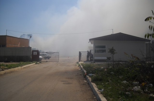 Все още се виждат пламъци на площадката за отпадъци до Враца