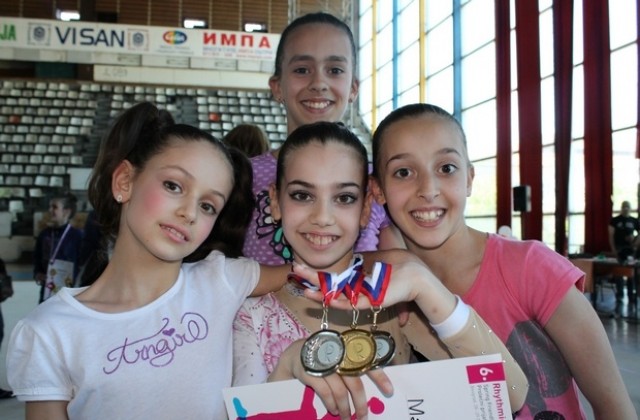 Великотърновски гимнастички с медали от състезание в Белград