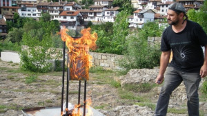Художници гориха произведения на изкуството в протестна акция