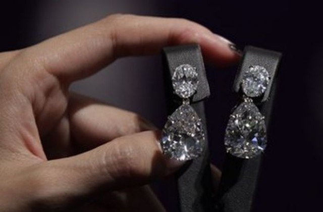 Кристис продава диамантени обеци на Хари Уинстън