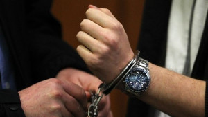Задържаха мъж заплашвал полицай