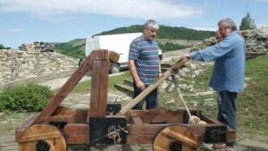 Монтираха средновековен катапулт на Царевец