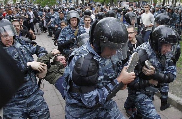 В Москва задържаха 20 активисти, сред които опозиционерите Навални и Удалцов