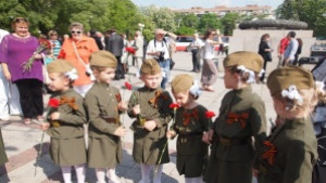 Венци цветя сълзи и благодарност за 9 май