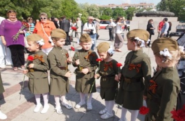 Венци, цветя, сълзи и благодарност за 9 май