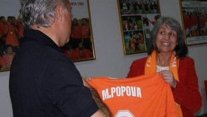 Стоичков подари на Маргарита Попова футболна фланелка с номер 8