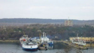 Горя кораб във Флотски арсенал