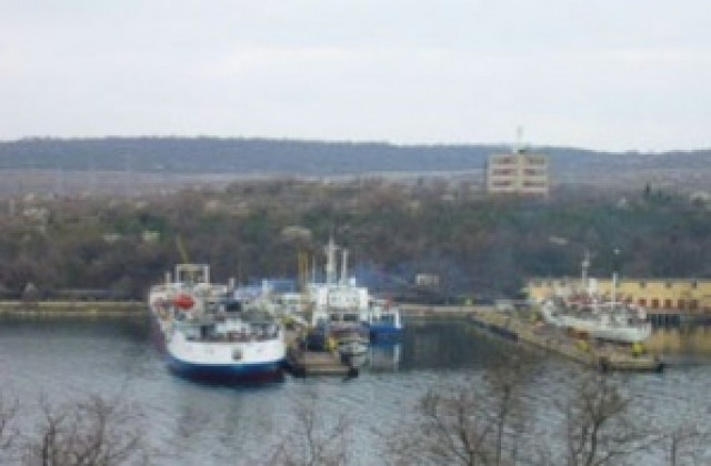 Горя кораб във Флотски арсенал