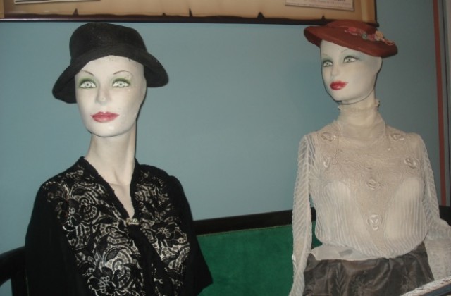 Дамската мода от миналия век подредиха в изложба