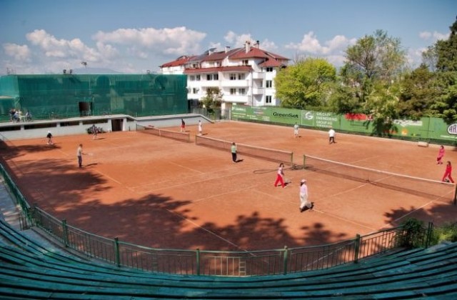 Ученици и родители мерят сили  в тенис празник