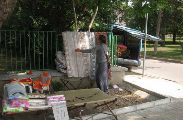 Контролни екипи хванаха нови търговци край болницата