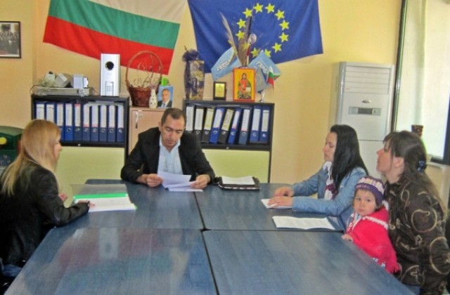 Стефан Господинов обеща на протестиращи майки среща с министър Дянков