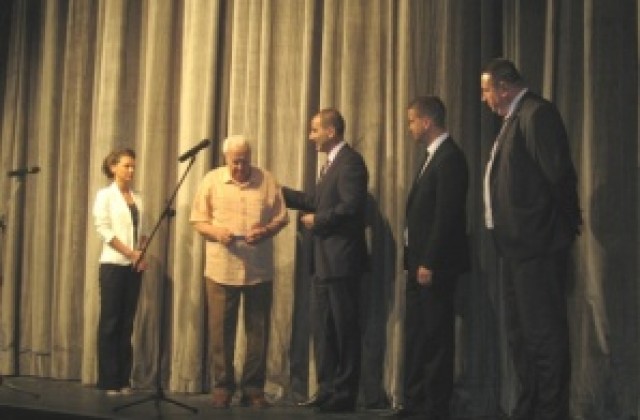 Министър Цветанов поздрави 85-годишен дядо, който стана част от ГЕРБ