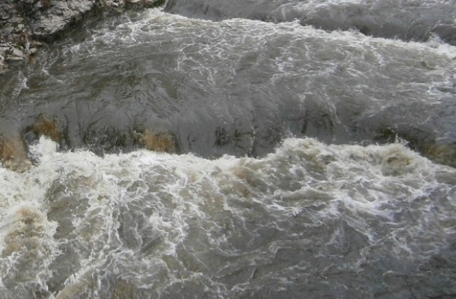 Продължава отстраняването на щетите от дъждовете