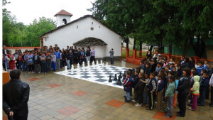 Шах на открито в двора на училището в Тишевица