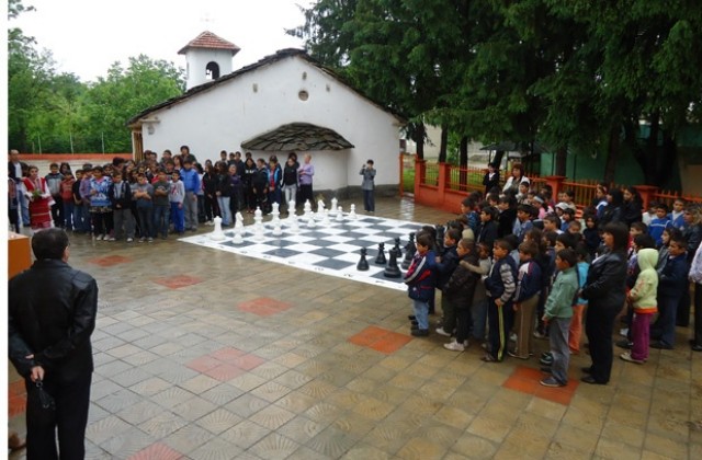 Шах на открито в двора на училището в Тишевица