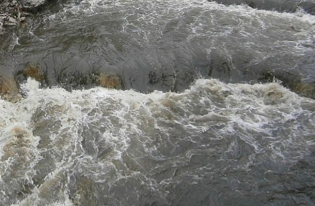 Преля дере в Габрово, предупреждават за опасност от наводнения