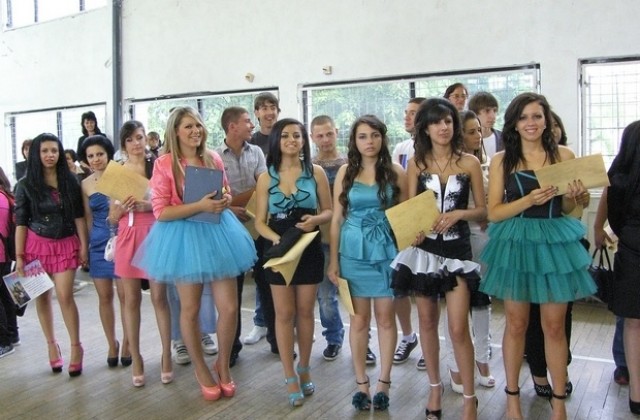 В Елена изпратиха абитуриентите от Випуск 2012
