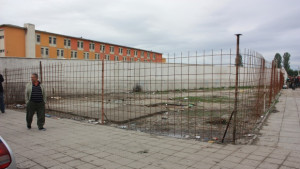 В Столипиново Кметът бута незаконни бараки жителите ги строят наново