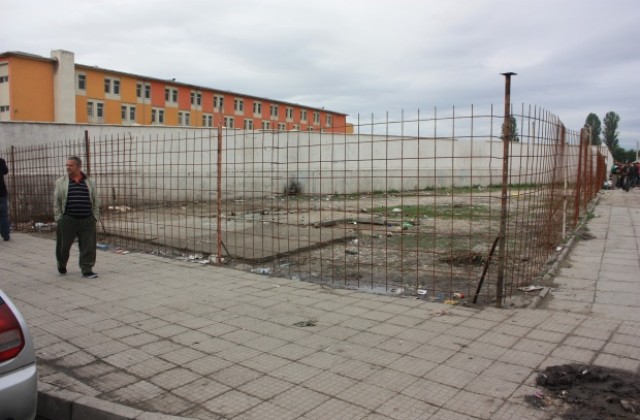 В „Столипиново”: Кметът бута незаконни бараки, жителите ги строят наново
