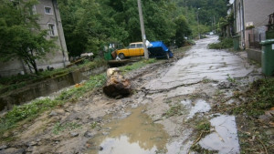 Причините за наводнението на ул Бодрост според Общината и пострадалите