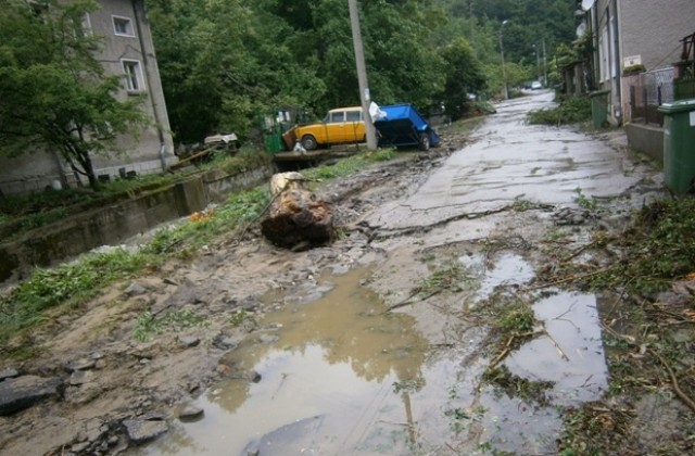 Причините за наводнението на ул.Бодрост според Общината и пострадалите не съвпадат напълно