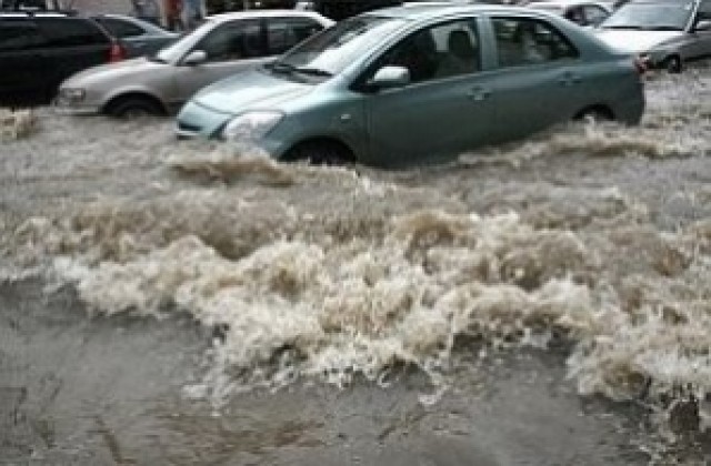 Обилни валежи в края на седмицата, свикаха Кризисния щаб