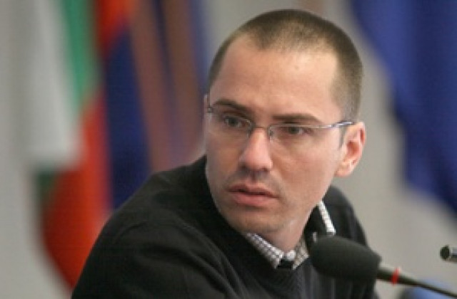 Джамбазки настоява да се закрие паркингът на депутатите в София