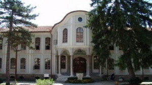 Ученици правят дарение на великотърновския музей