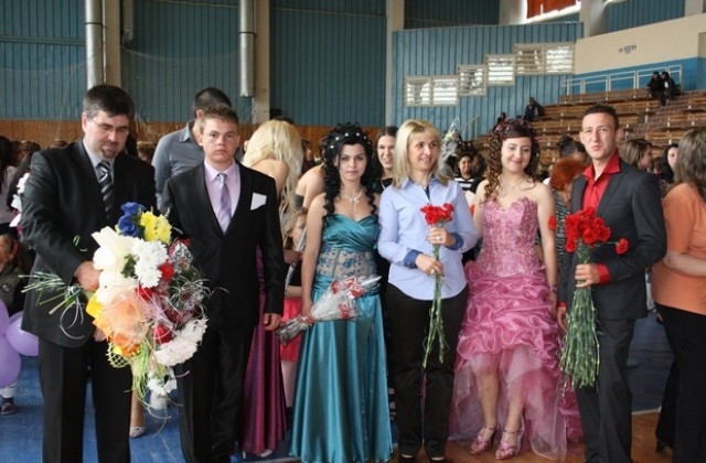 В Стражица изпратиха абитуриентите от Випуск 2012